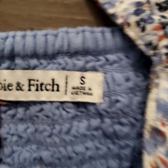 ABERCROMBIE BLUE FLORAL CROP TOP - Picture 2 of 3